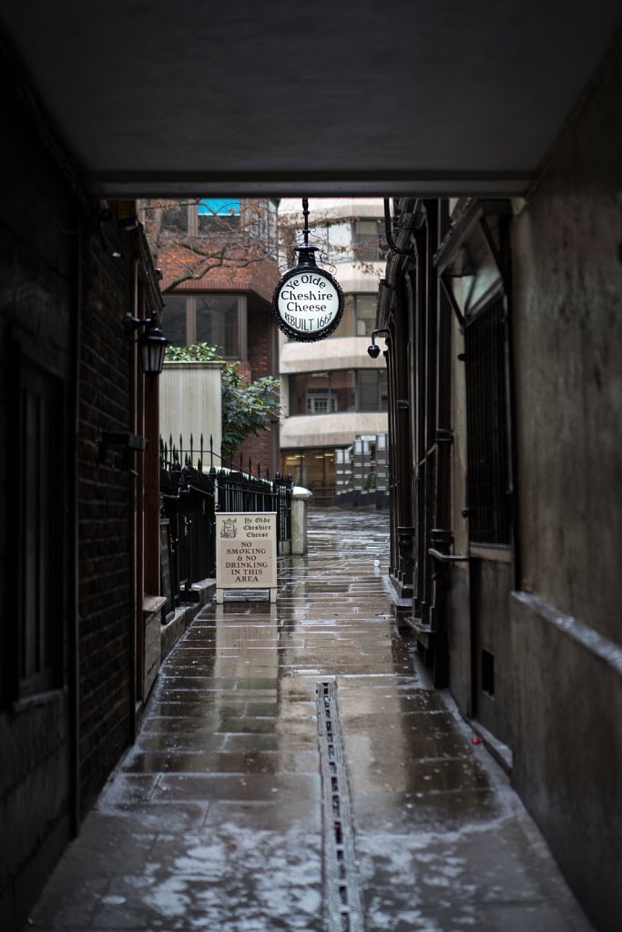 Ye Olde Cheshire Cheese—located down a nondescript alleyway